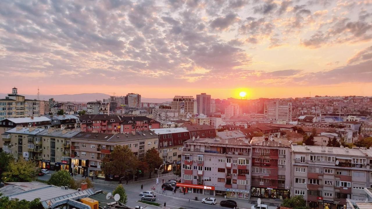 Spacious Downtown Apartment With A City View Pristina Buitenkant foto