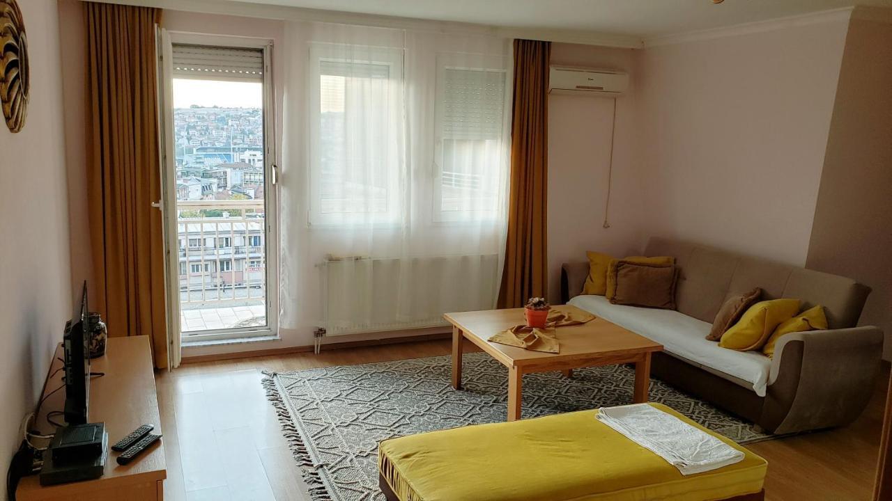 Spacious Downtown Apartment With A City View Pristina Buitenkant foto